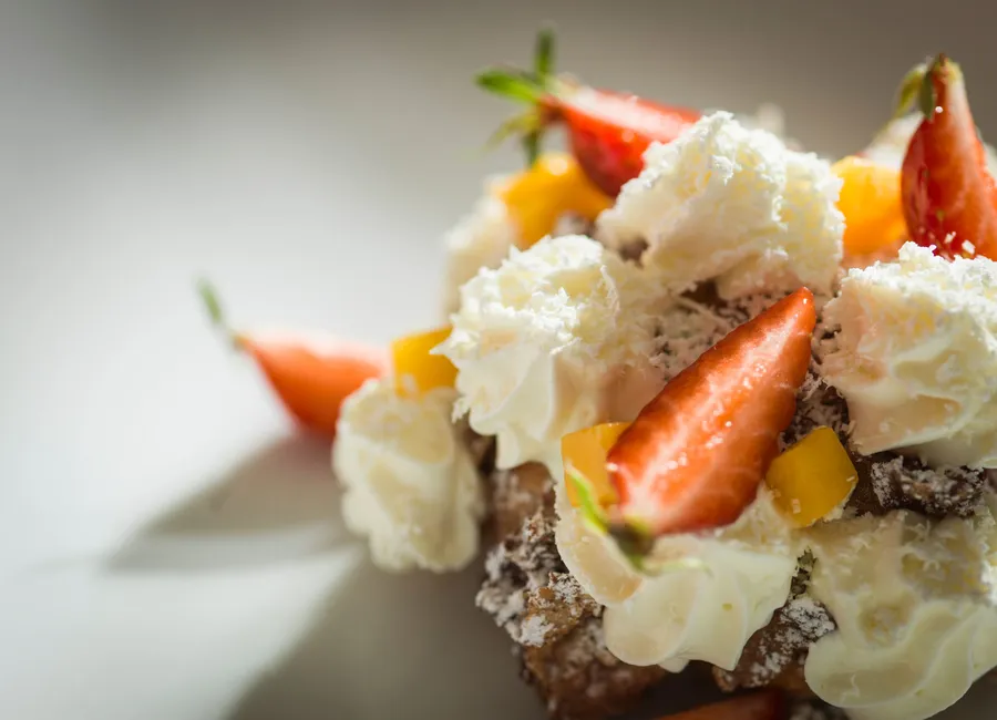 Un chou croûté de noisettes, crème glacée au jus de fraise
