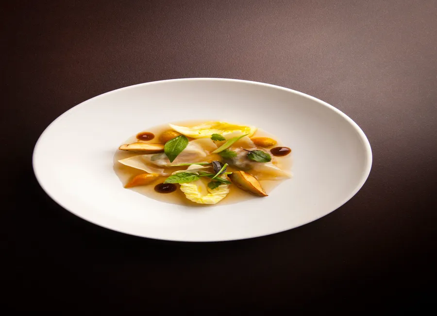Bouillon de canard citronnelle, raviolis de foie gras