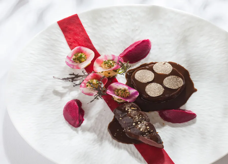 Lièvre façon royal, betteraves acidulées