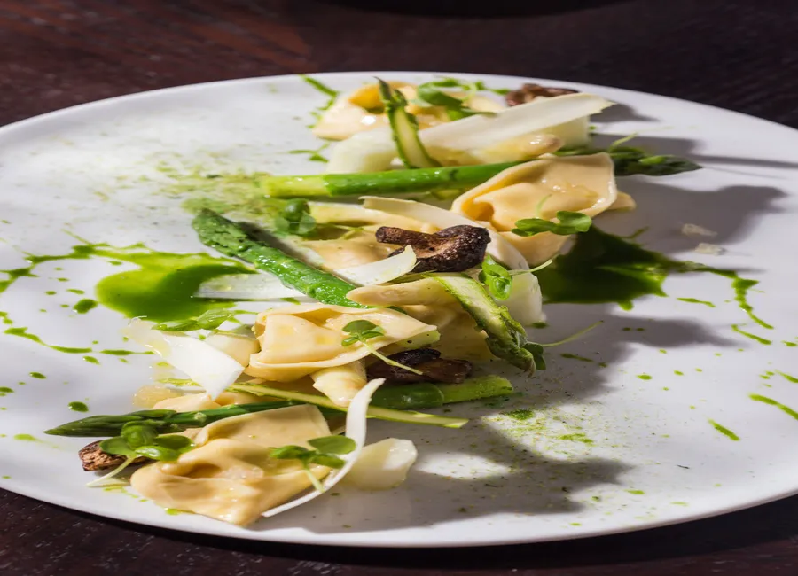 Ravioles à la ricotta, asperges et sauce pesto