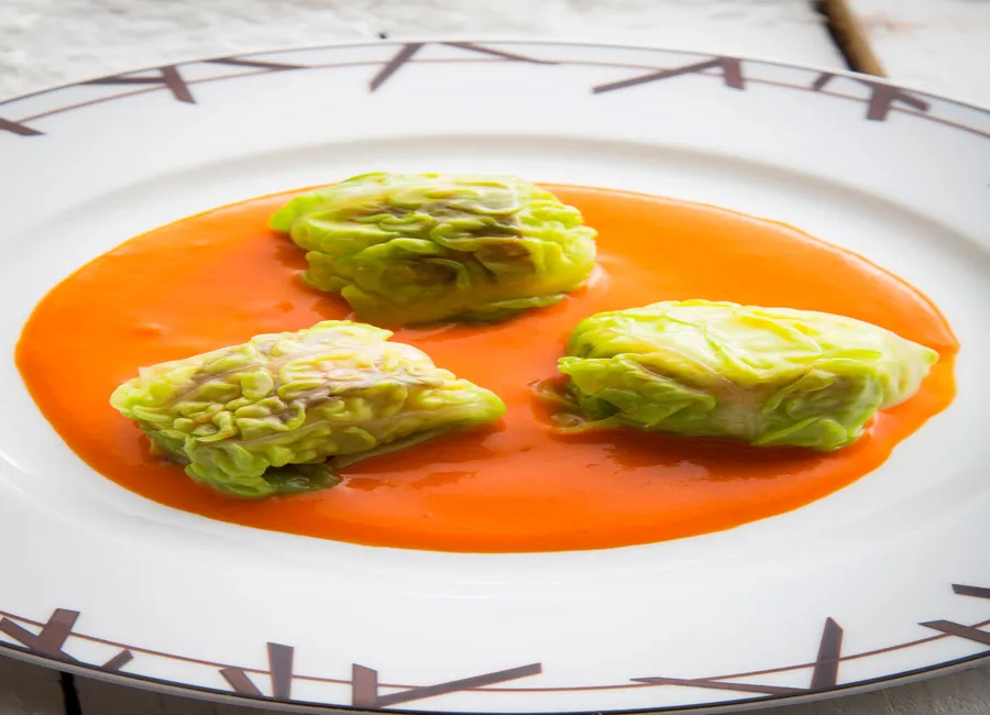 Médaillons de homard enrobés de chou au jus de poivrons