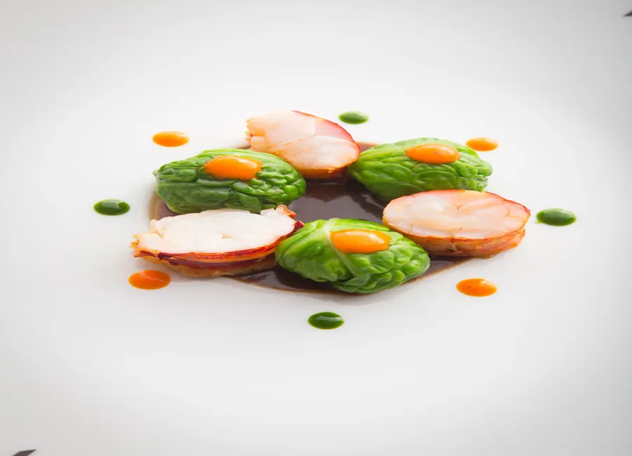 Homard bleu de bretagne, coulis de poivron