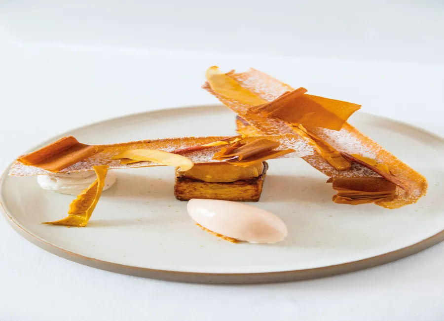 Pomme rôtie, brioche perdue et sorbet au coing