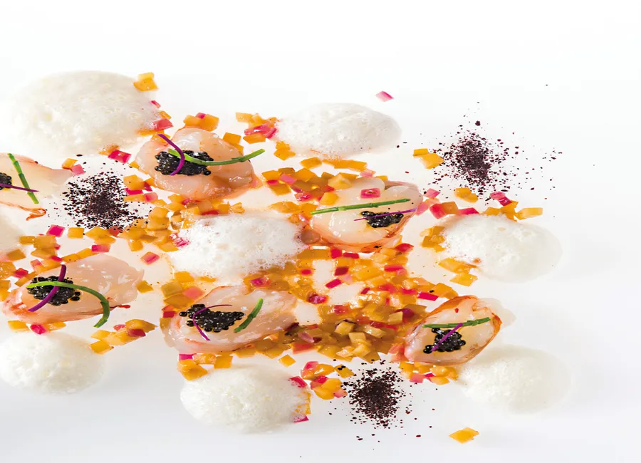 Langoustines de bretagne rôties, fraîcheur de poire, artichaut, mousse turmeric