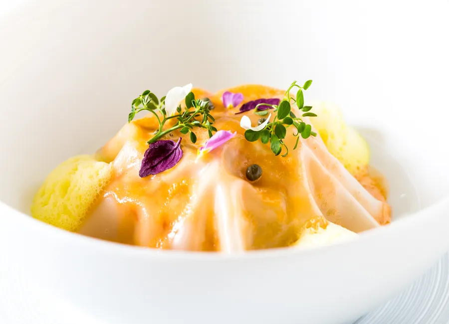 Langoustines de bretagne en raviole ouverte, pak choï