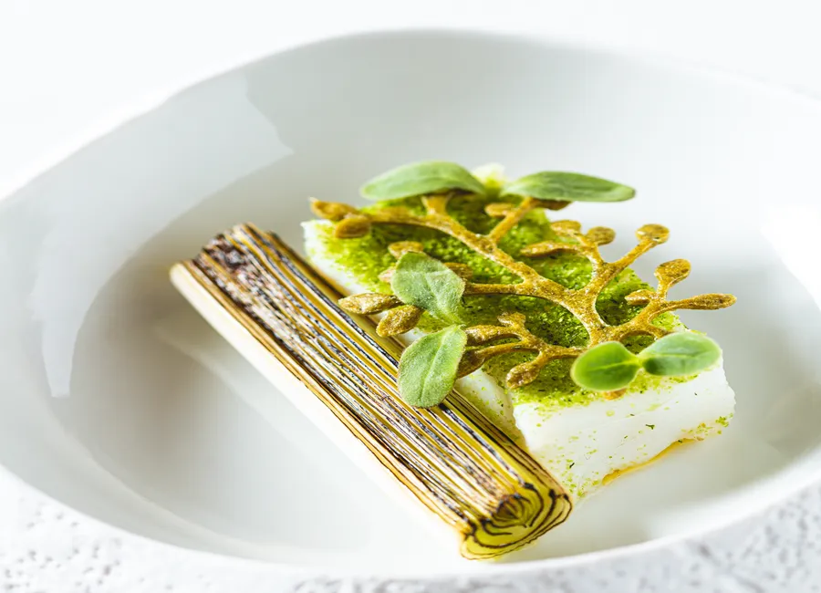 Lieu jaune, poireaux brûlés, herbes sauvages