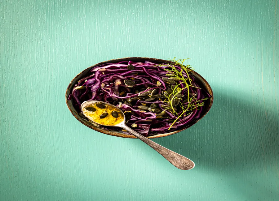 Salade de chou rouge, tahini et graines de courges