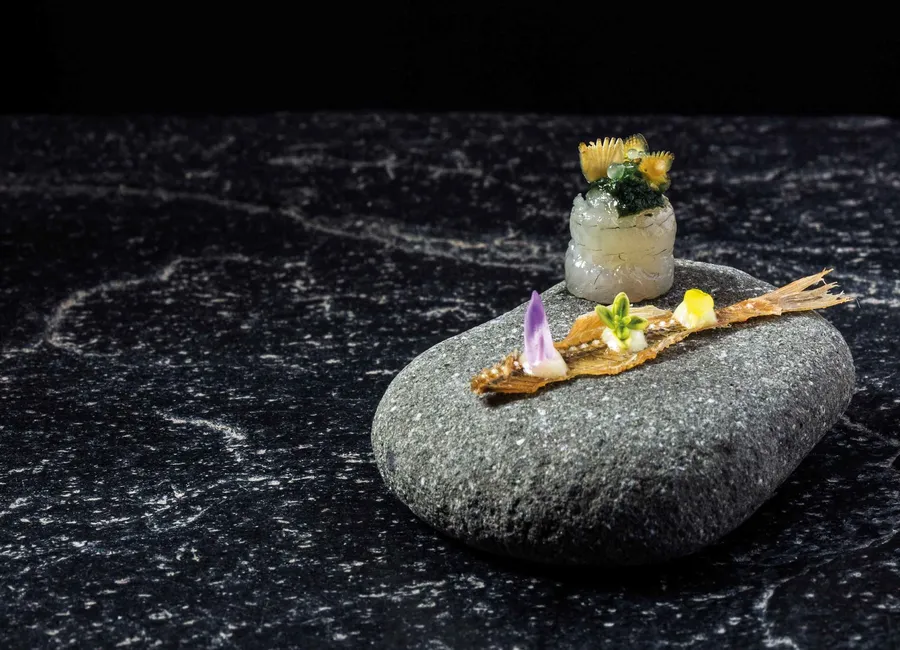 Petites perches du léman « comme un anchois », ail des bois