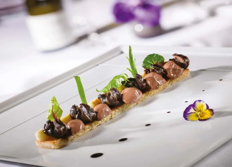 Tartine d’escargots à la racine de cerfeuil tubéreux