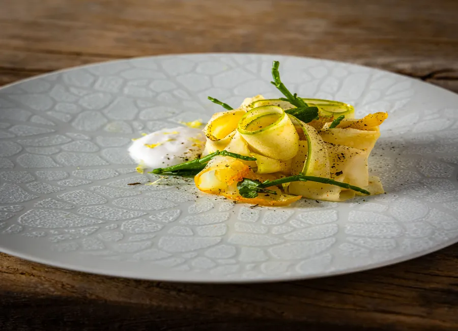 Haddock poché, céleri rôti à la noix de coco et condiment pomme-kiwi
