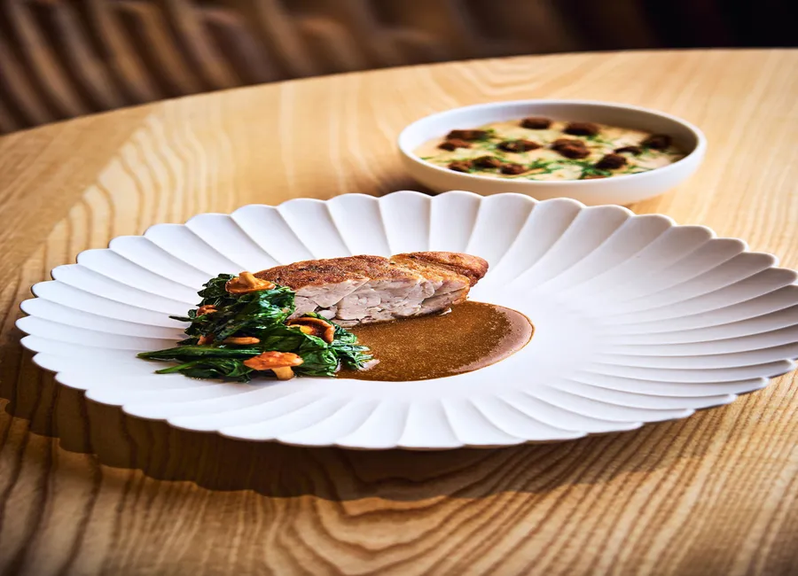 Ris de veau au genévrier, sauce perche, girolles et salade d’épinards