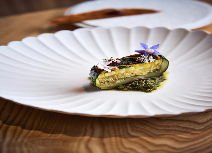 Courgette farcie de courgette, bourrache et olive
