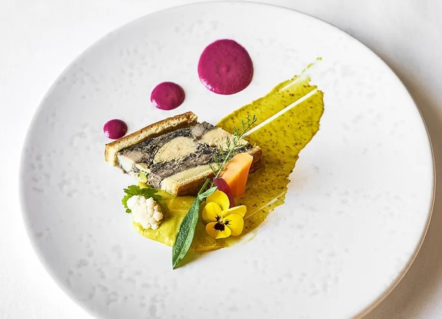 Traditionnel pâté en croûte aux ris de veau et au foie gras, moutarde de  pistache, pickles