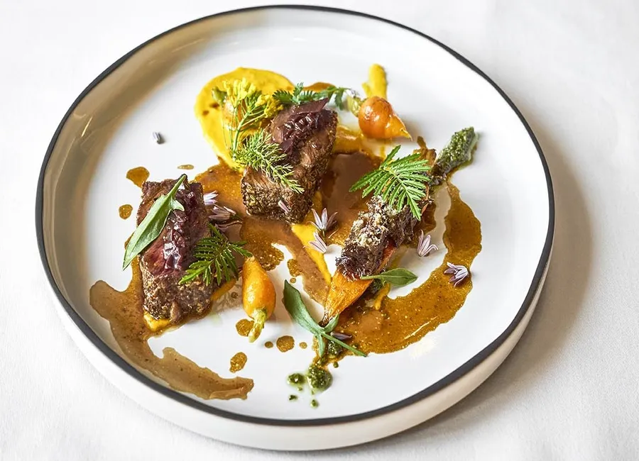 Bœuf charolais, gomashio au fenouil et pulpe de carottes, le paleron et carotte confite gratinée