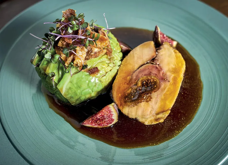 Pintade de la maison forte en deux façons, gâteau de chou au foie gras