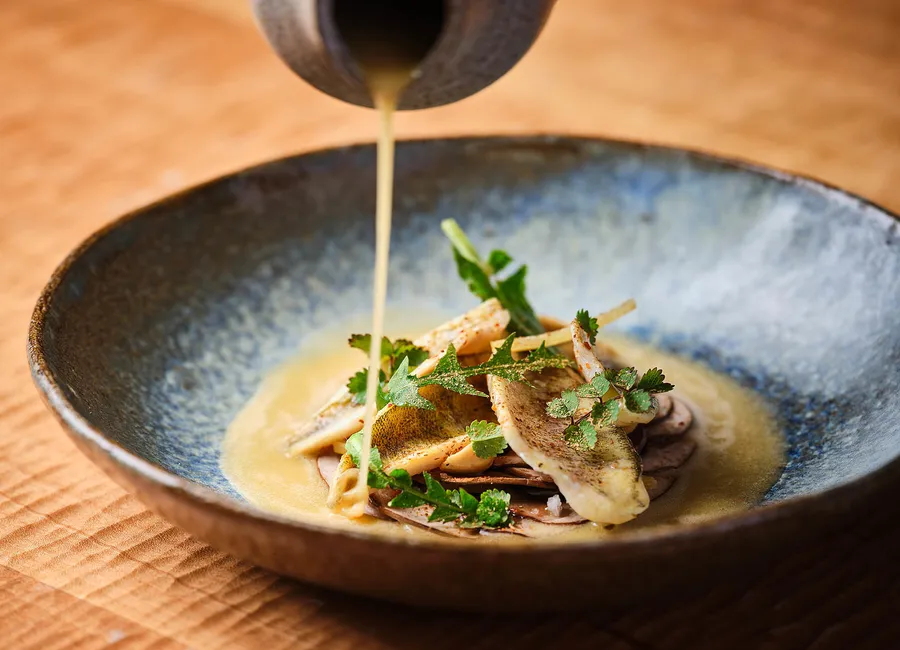 Carpaccio de champignons bruns, filets de perches du lac léman