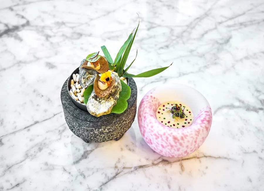 Crème d’huîtres et topinambours, caviar, œufs de truite et beurre d’anchois