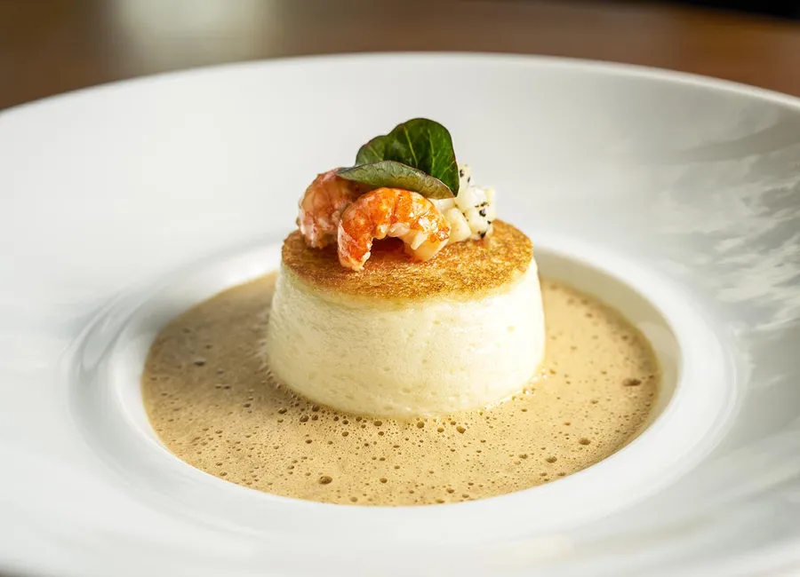 Quenelle revisitée en pain soufflé céleri, écrevisse et truffe