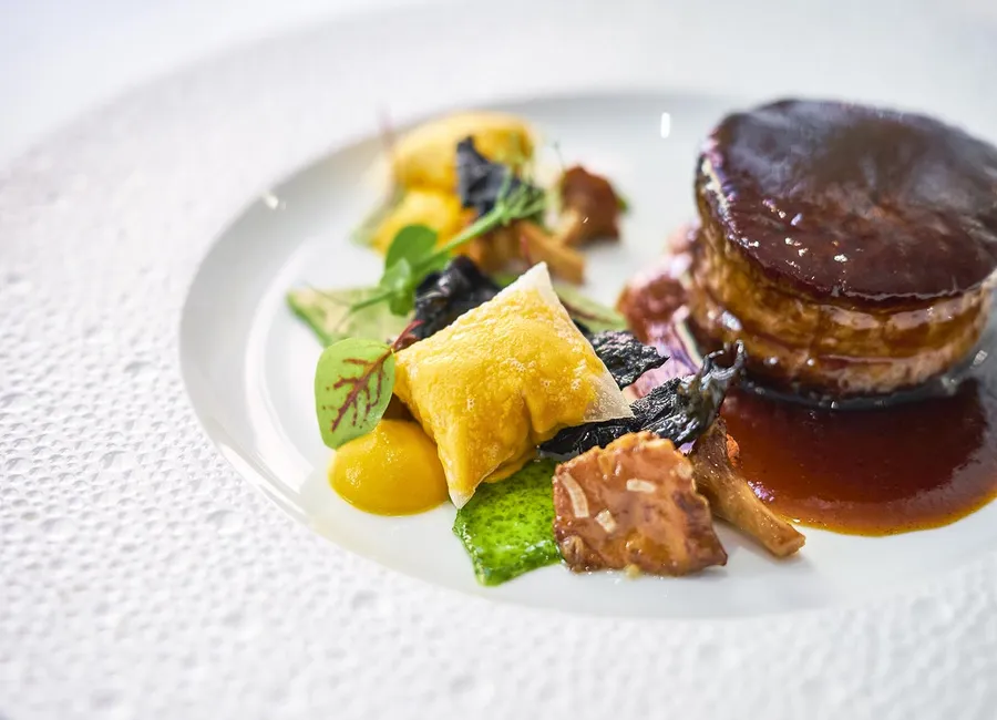 Filet de bœuf et jus de veau, beurre de roquette, fricassée de champignons et coussins de potimarron aux épices