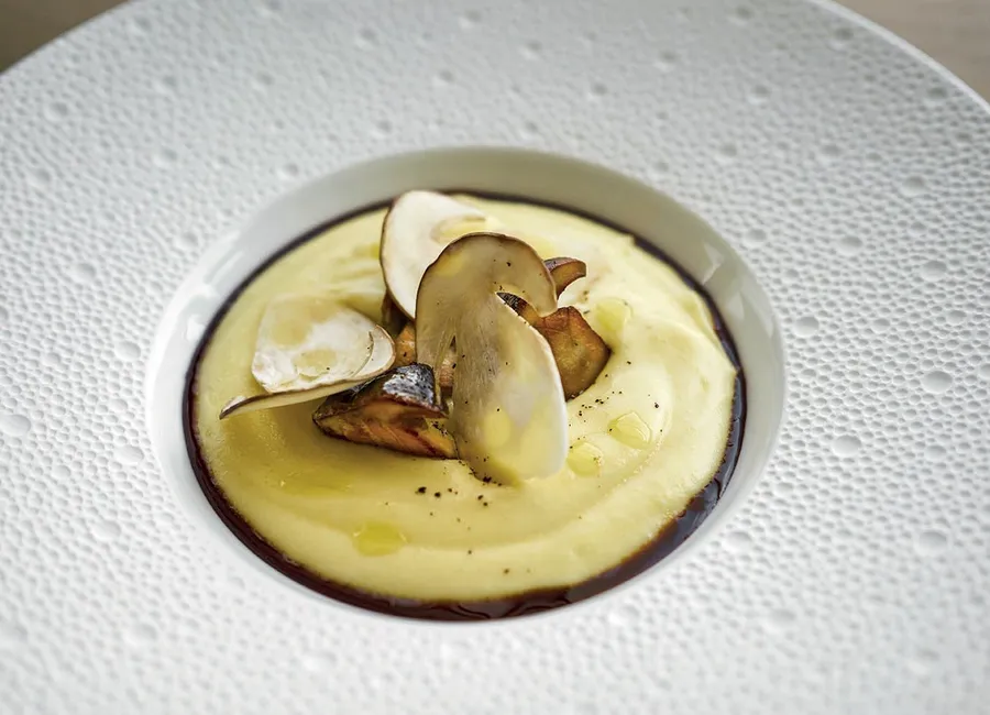 Mousseline de pomme de terre senteur des sous-bois et jus de poulet réduit