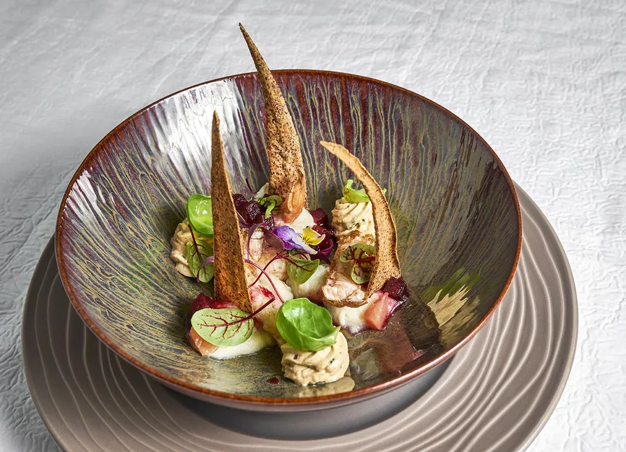 Langoustines rôties, vinaigrette de racine rouge, crémeux de topinambour