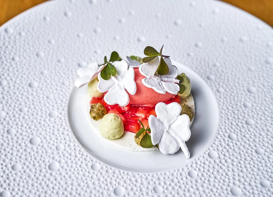 La fraise, basilic et citron sur l’idée d’une pavlova