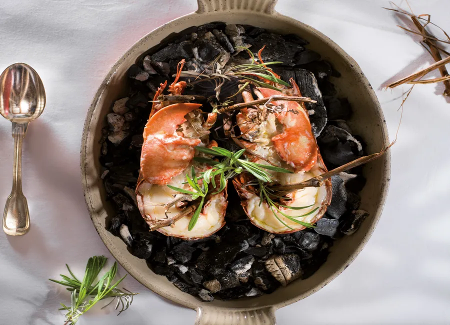 Homard bleu rôti sur la braise de sarments de vignes & romarin