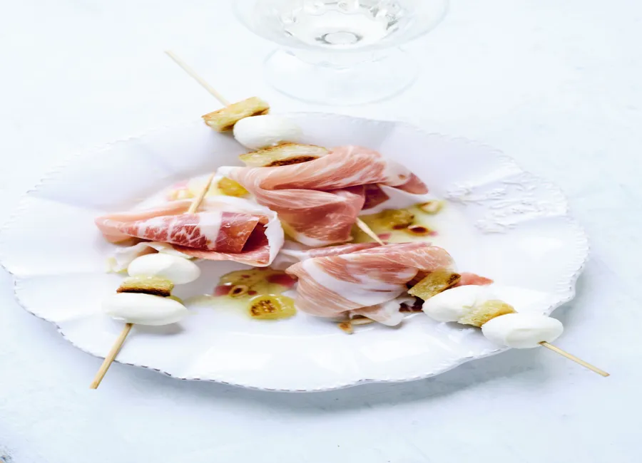 Brochettes de mozzarella et jambon cru