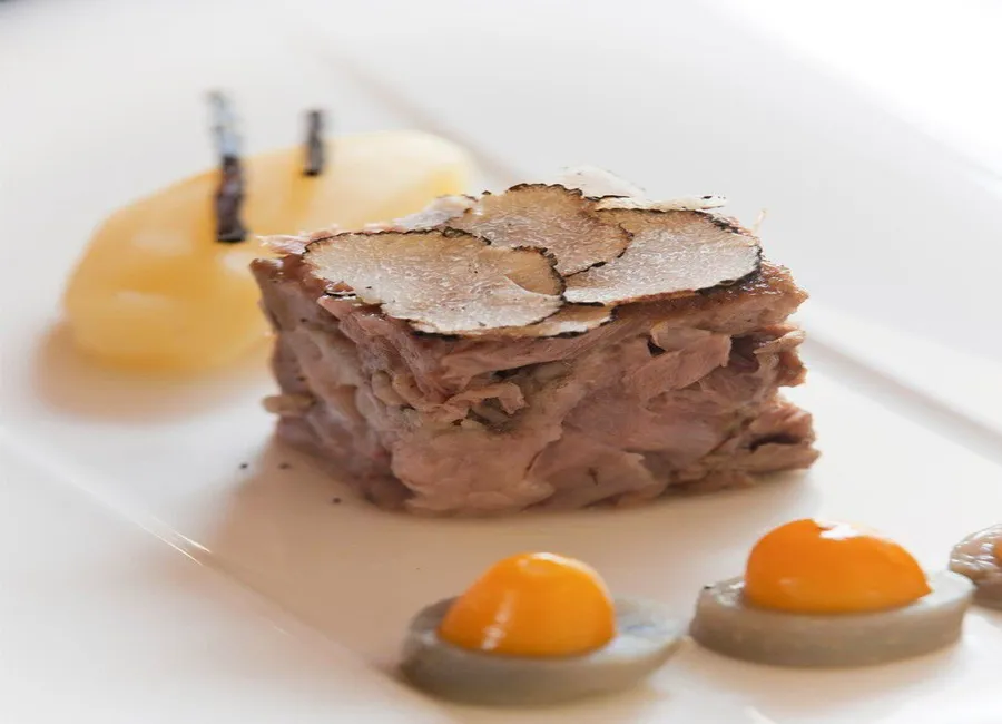 Joue de veau, artichaut camus et kumquat, râpe de truffe
