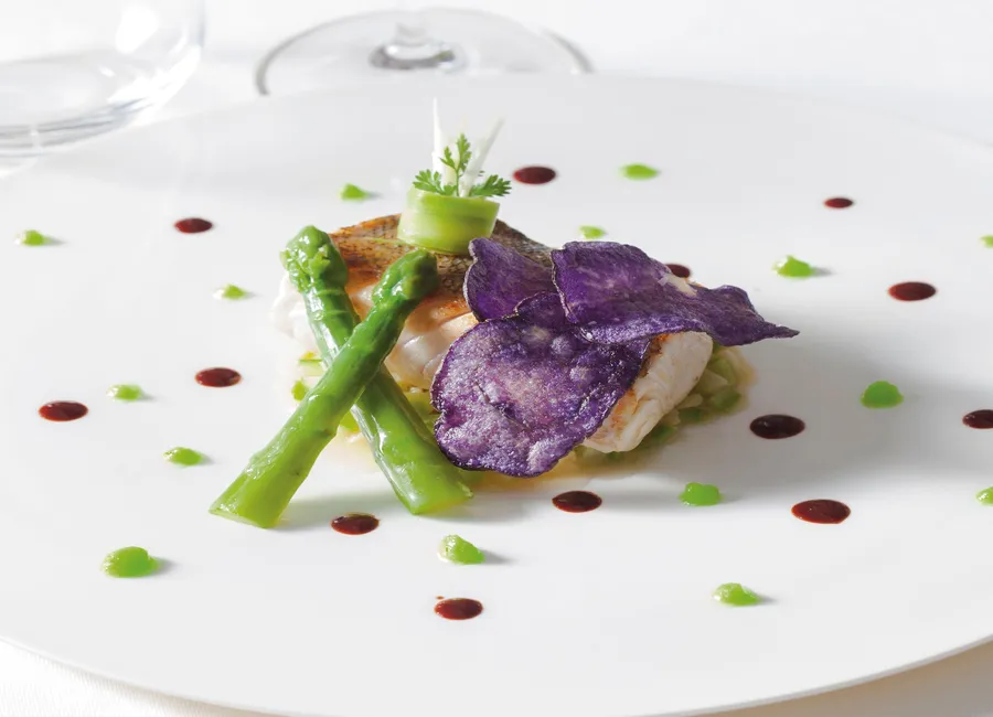 Dos de sandre de saône rôti sur peau aux asperges vertes de varois et chaignot