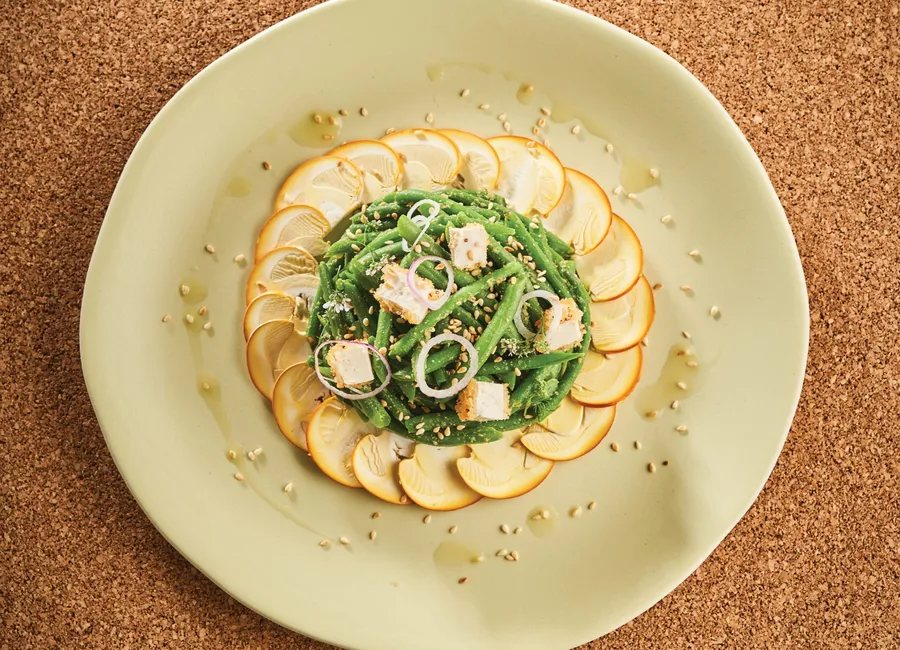 Salade de coquillettes truffées, cream cheese et noisettes