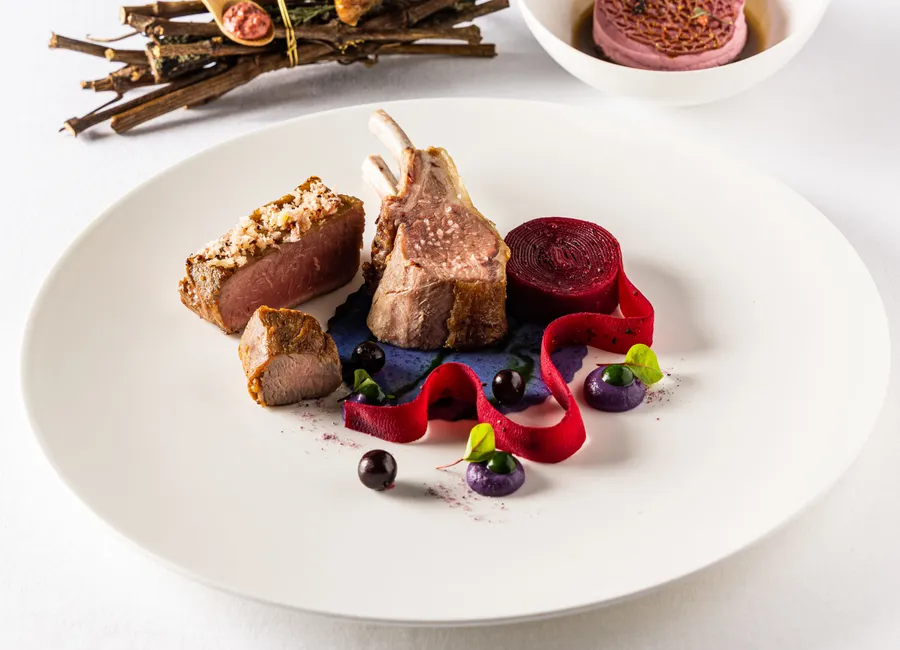 Filet et côte d’agneau rôtis, ris fumé aux sarments de vigne