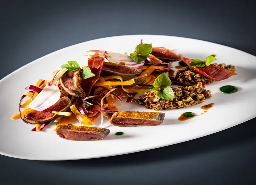 Filets de pigeon marinés au thym, les cuisses en rillettes
