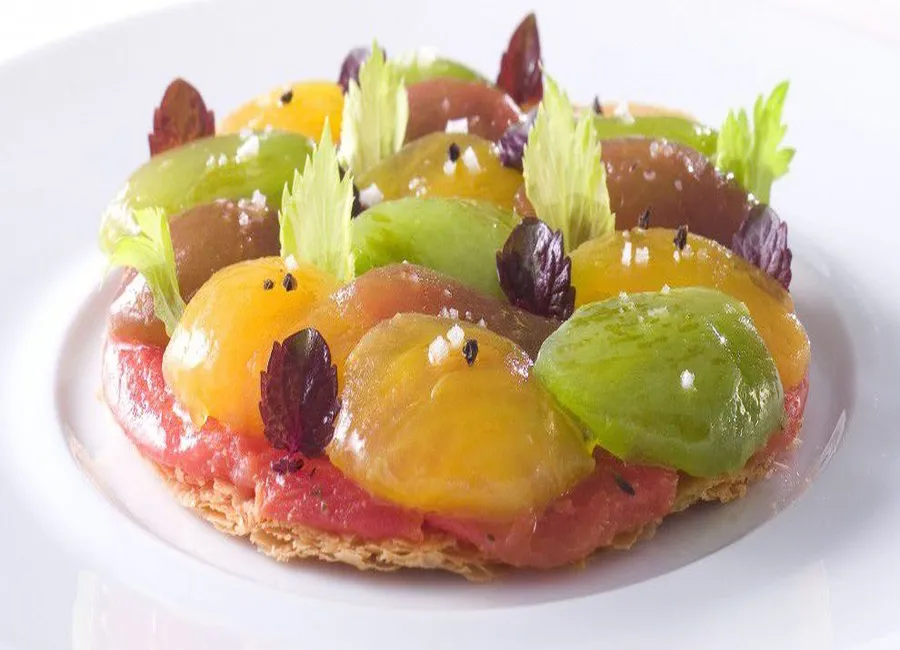 Fines lamelles de faux-filet de bœuf, lentilles acidulées, eau de chou rouge