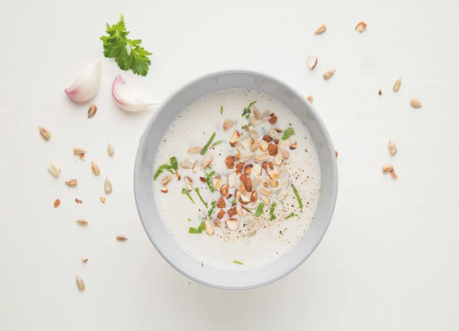 Gaspacho à l’ail, croquants amande et tournesol grillés