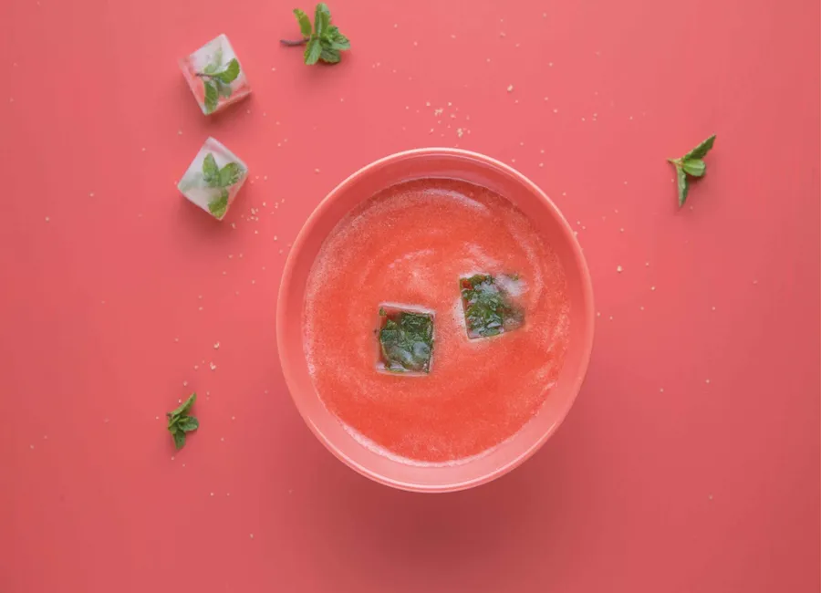 Gaspacho concombre avocat, lait d’amande, jeunes pousses de radis et graines de lin