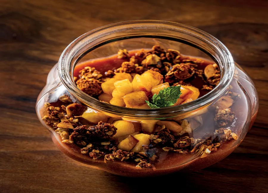 Granola de gâteau aux épices et sa soupe de pêche