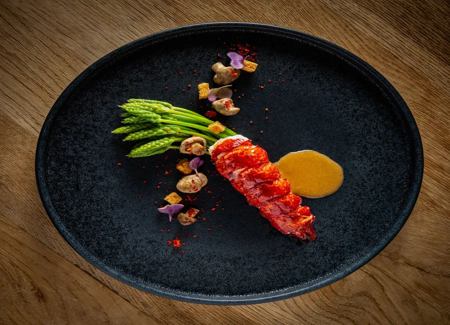 Homard et asperges sauvages