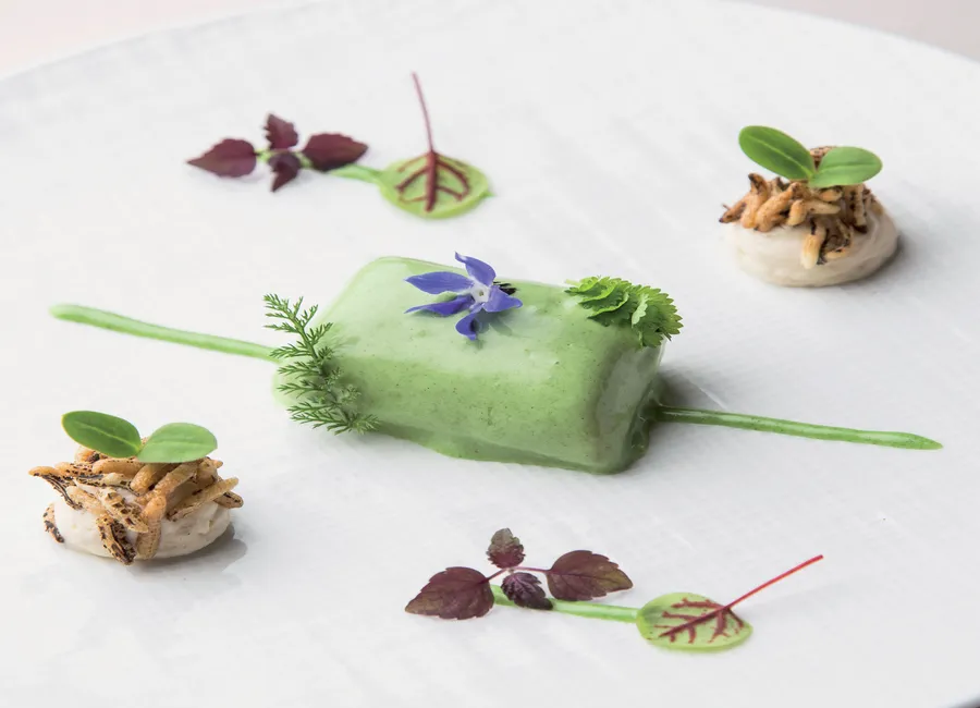 La courgette violon en salade, mimosa d’œuf, crème d’anchois et olives riviera