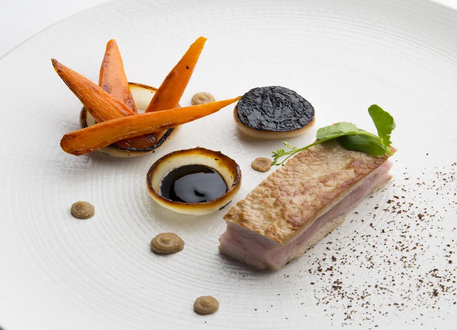 Le veau fermier juste saisi, oignons brûlés et gingembre