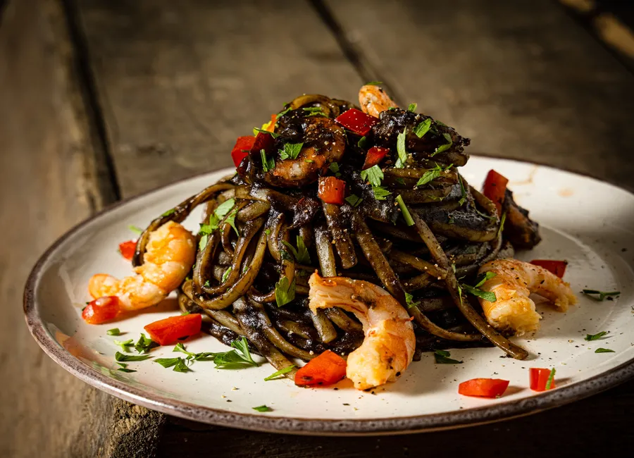 Linguines à l’encre de seiche et crevettes