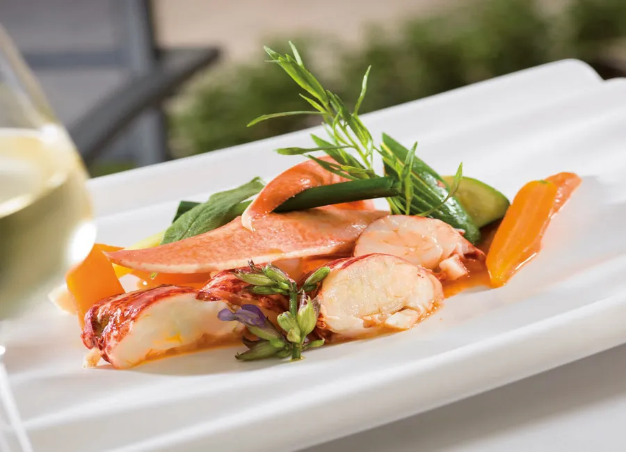 Homard rôti, petits légumes nouveaux