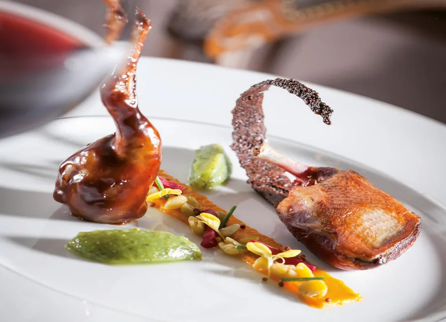 Pigeon rôti cuisses farcies, aux pois cassés & lard fumé