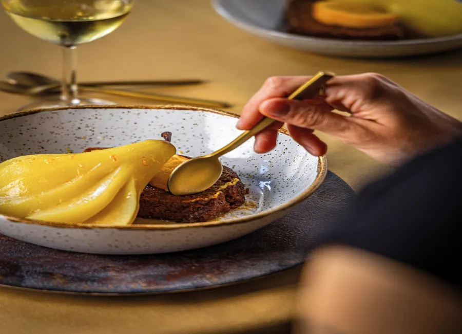 Pain d’épices perdu et poire pochée au vin blanc