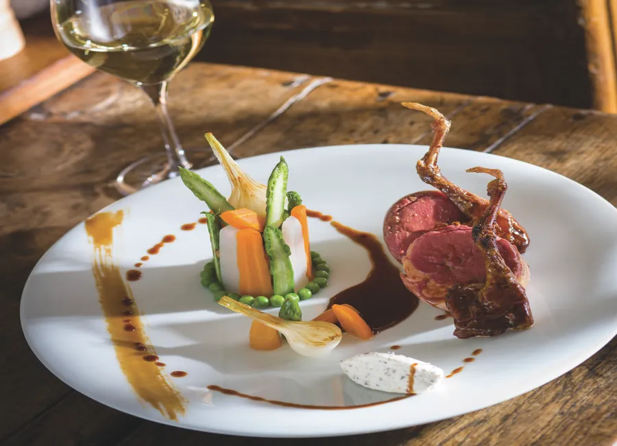 Poitrine de pigeon aux abatis crème moutarde chartreuse de légumes primeurs