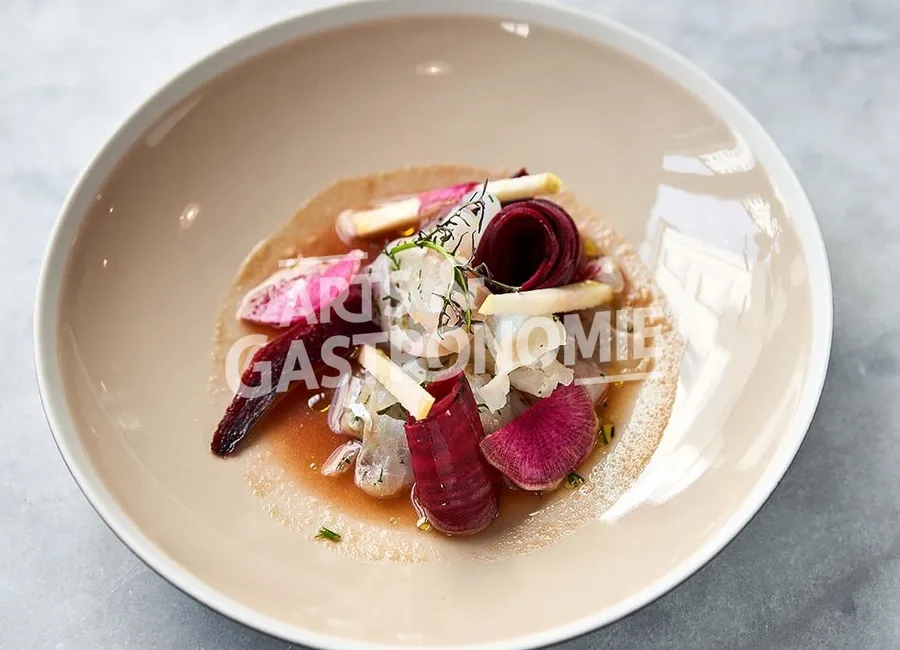 Gravlax de skrei, baies de passion, aneth, bouillon de pommes & betteraves crapaudine