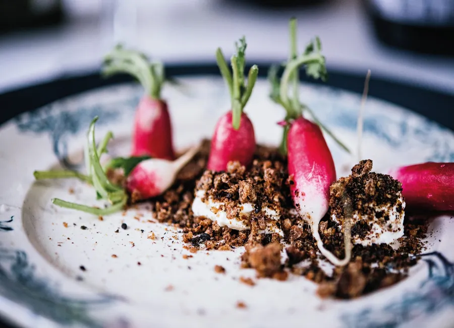 Radis cream cheese et crumble sésame noir