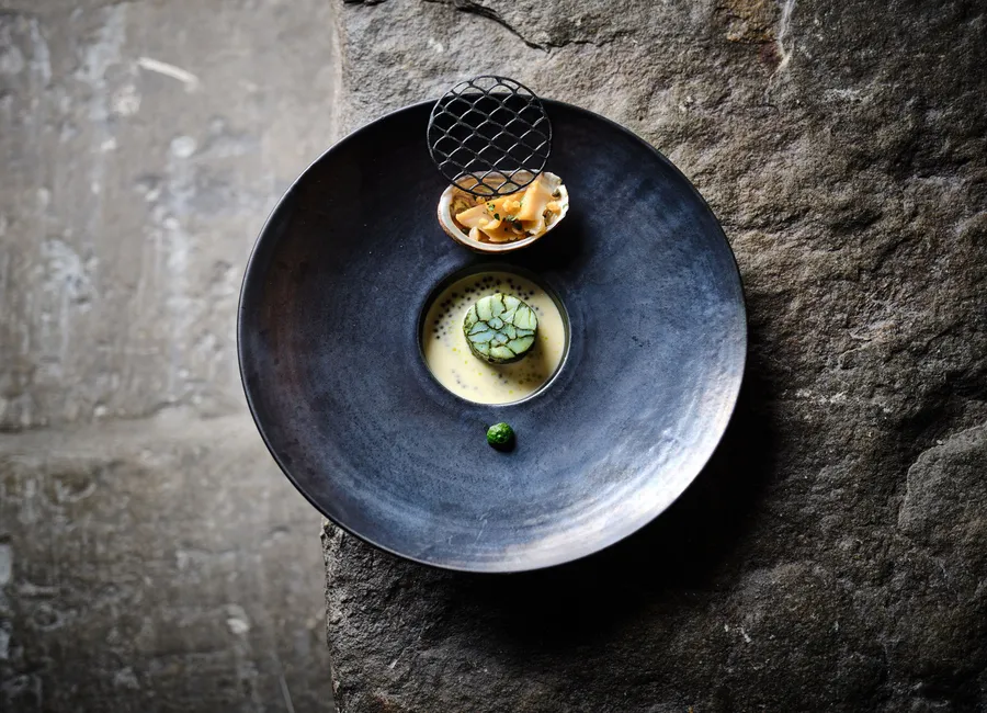 Le bar de ligne, confit aux algues, émulsion iodée et ormeau snacké au beurre d’algues