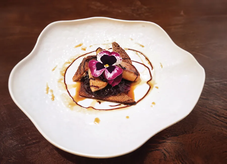 Foie gras poêlé, confit de vin rouge et pain d’épices