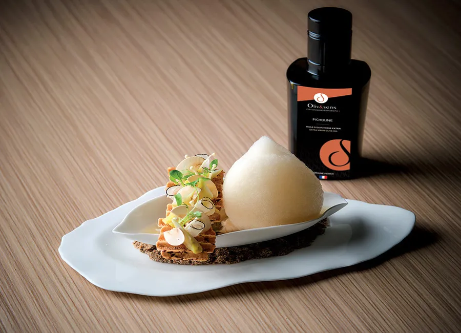 Huître en gelée tourbée, tartine d’automne, écume au café et huile d’olive picholine oliv&sens